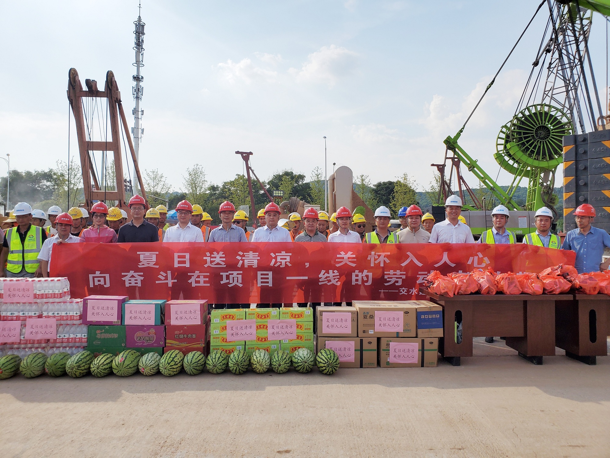 20200831834945.jpg 交水建集团到西环线送清凉慰问_副本.jpg